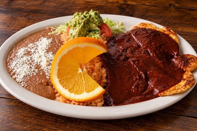 Mole Con Pollo Estilo Michoacán.